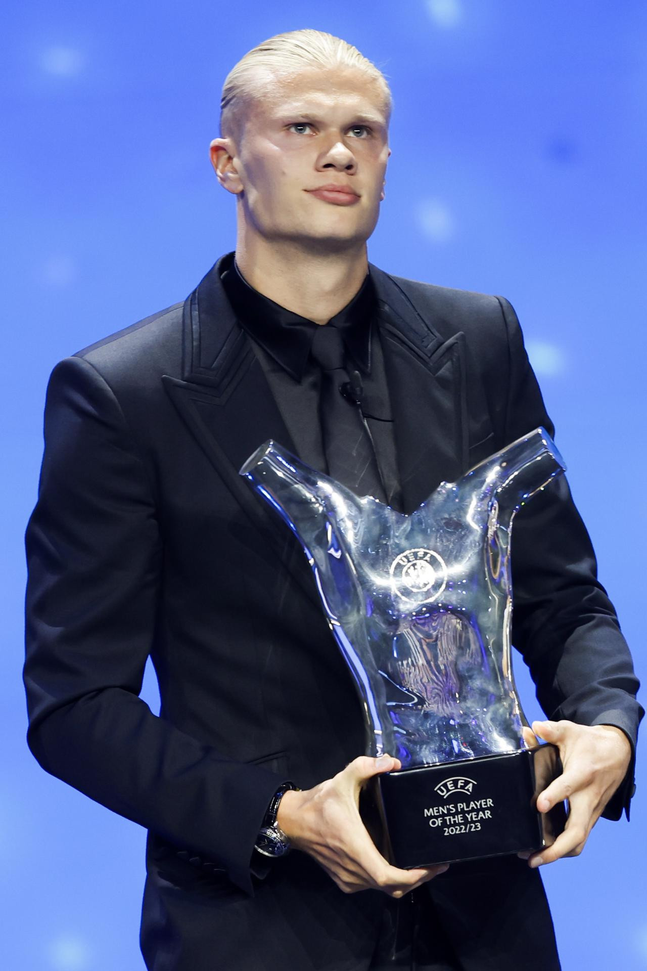 Erling Haaland con el trofeo del Mejor Jugador del Año de la UEFA. Foto: EFE.