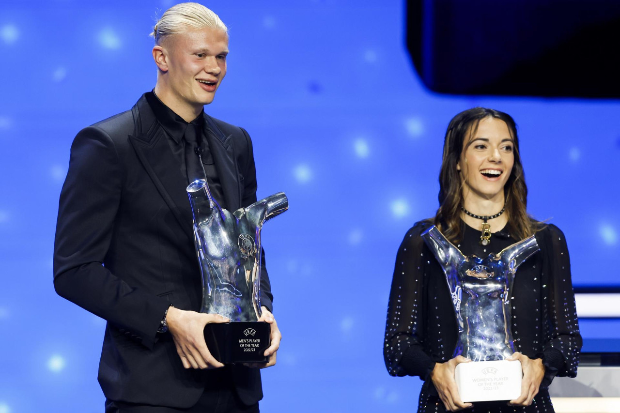 Erling Haaland junto a Aitana Bonmatí, la mejor Jugadora del Año de la UEFA. Foto: EFE.