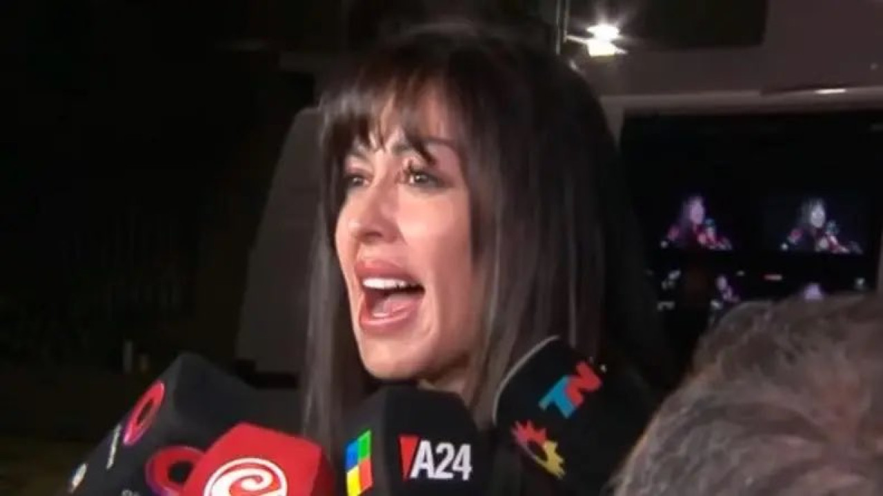 Pamela Sosa en la puerta de la casa de Aníbal Lotocki. Foto: Captura de video.