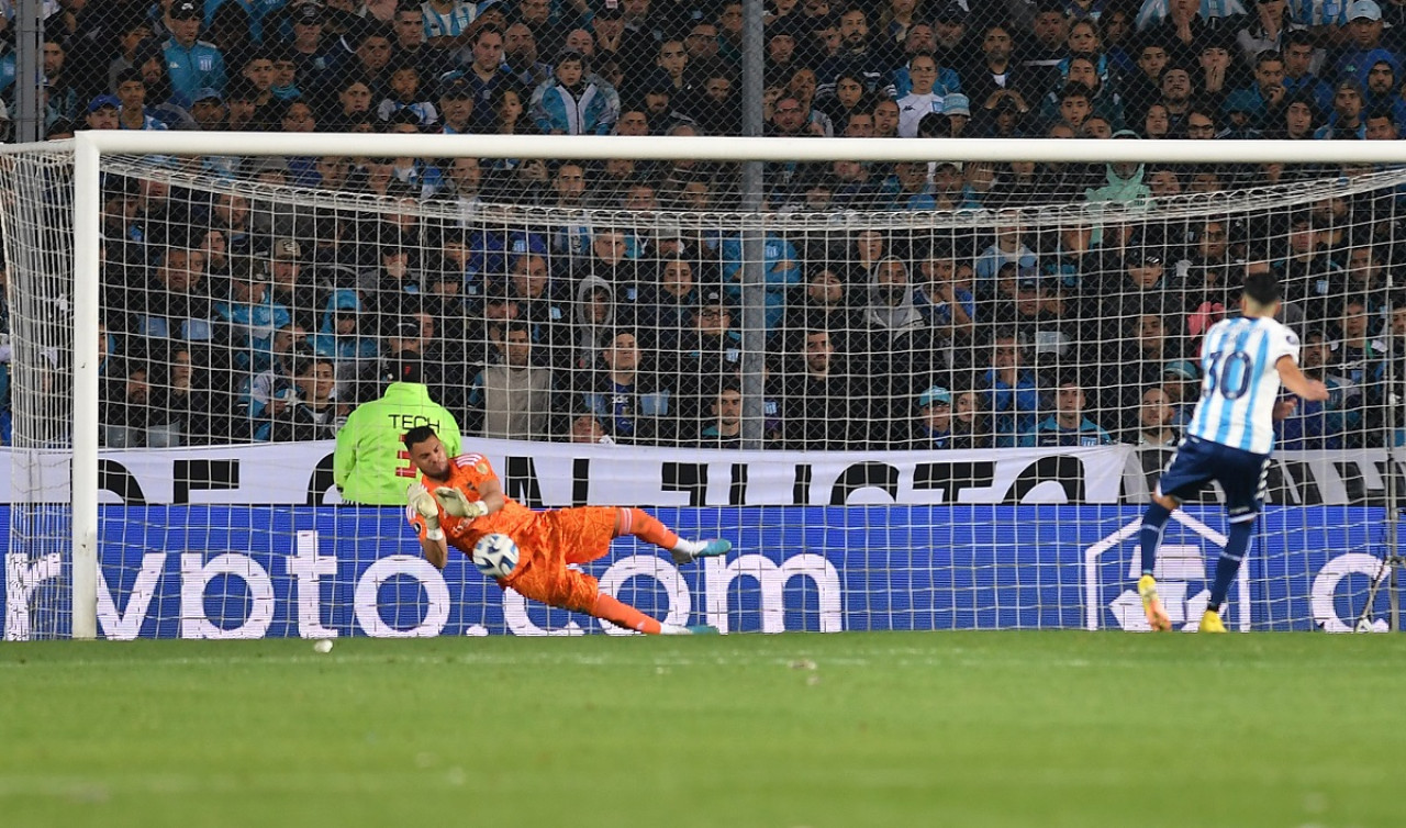 El penal que le contuvo Sergio Romero a Leonardo Sigali. Foto: Télam.