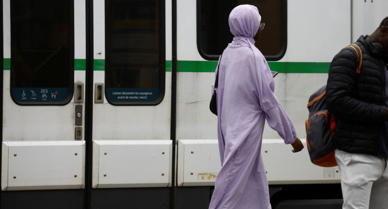 El gobierno francés prohíbe el uso del abaya en la escuelas. Foto: REUTERS