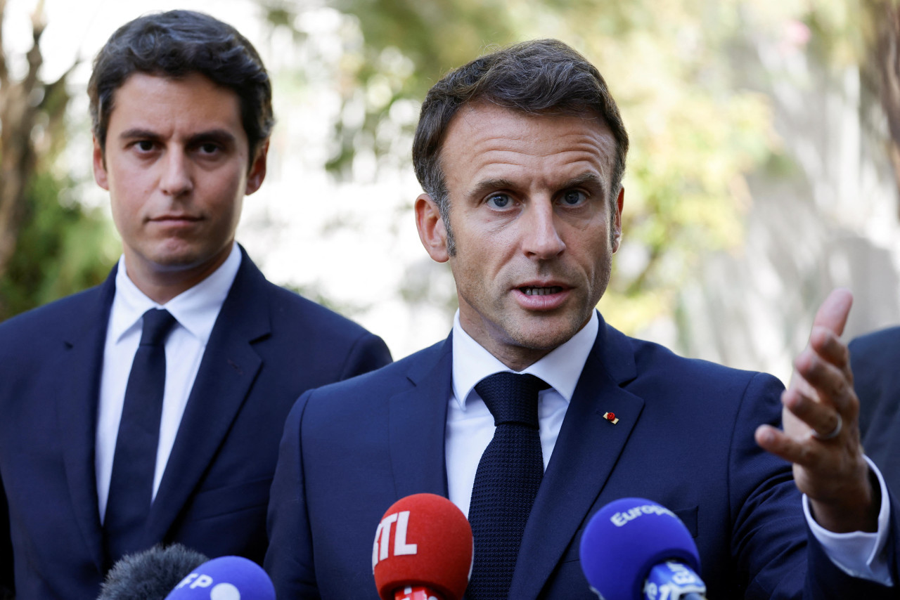 Emmanuel Macron, Presidente de Francia y el Ministro de Educación francés, Gabriel Attal en Orange. Foto: REUTERS