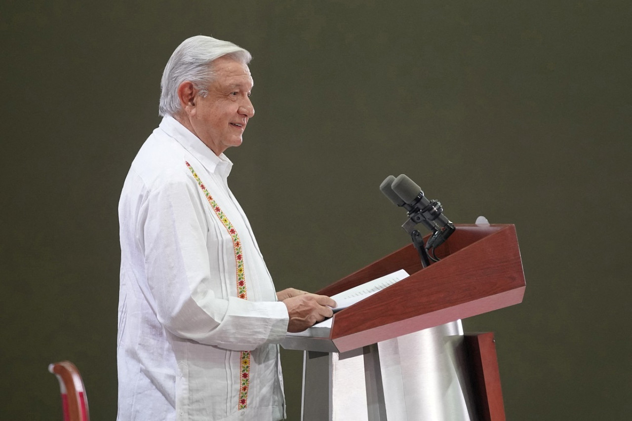 Manuel López Obrador aseguró que México dejará de importar gasolinas en 2024. Foto: Reuters.