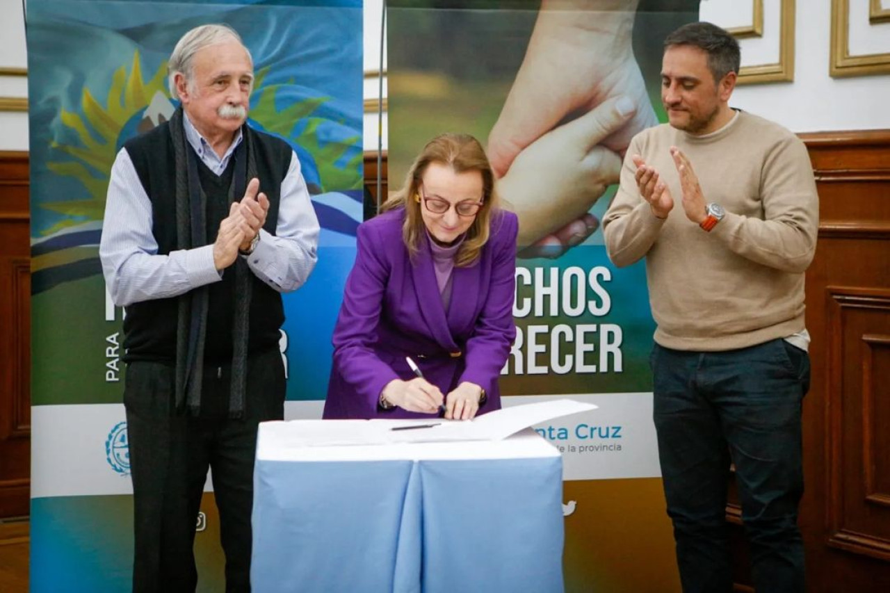 Juan Cabandié y Alicia Kirchner firmaron convenios para fortalecer el manejo del fuego y la gestión de residuos en Santa Cruz. Foto: Instagram.