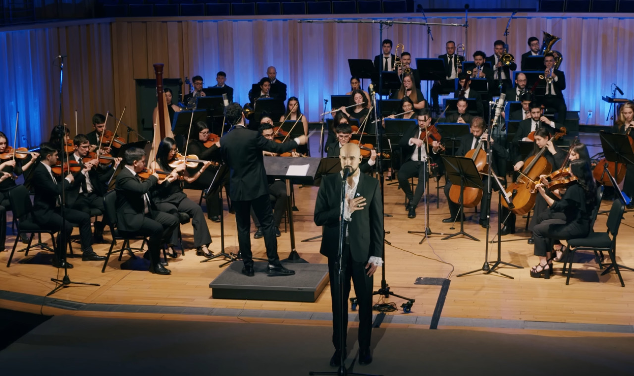 Abel Pintos interpretando el Himno Nacional. Foto: captura video