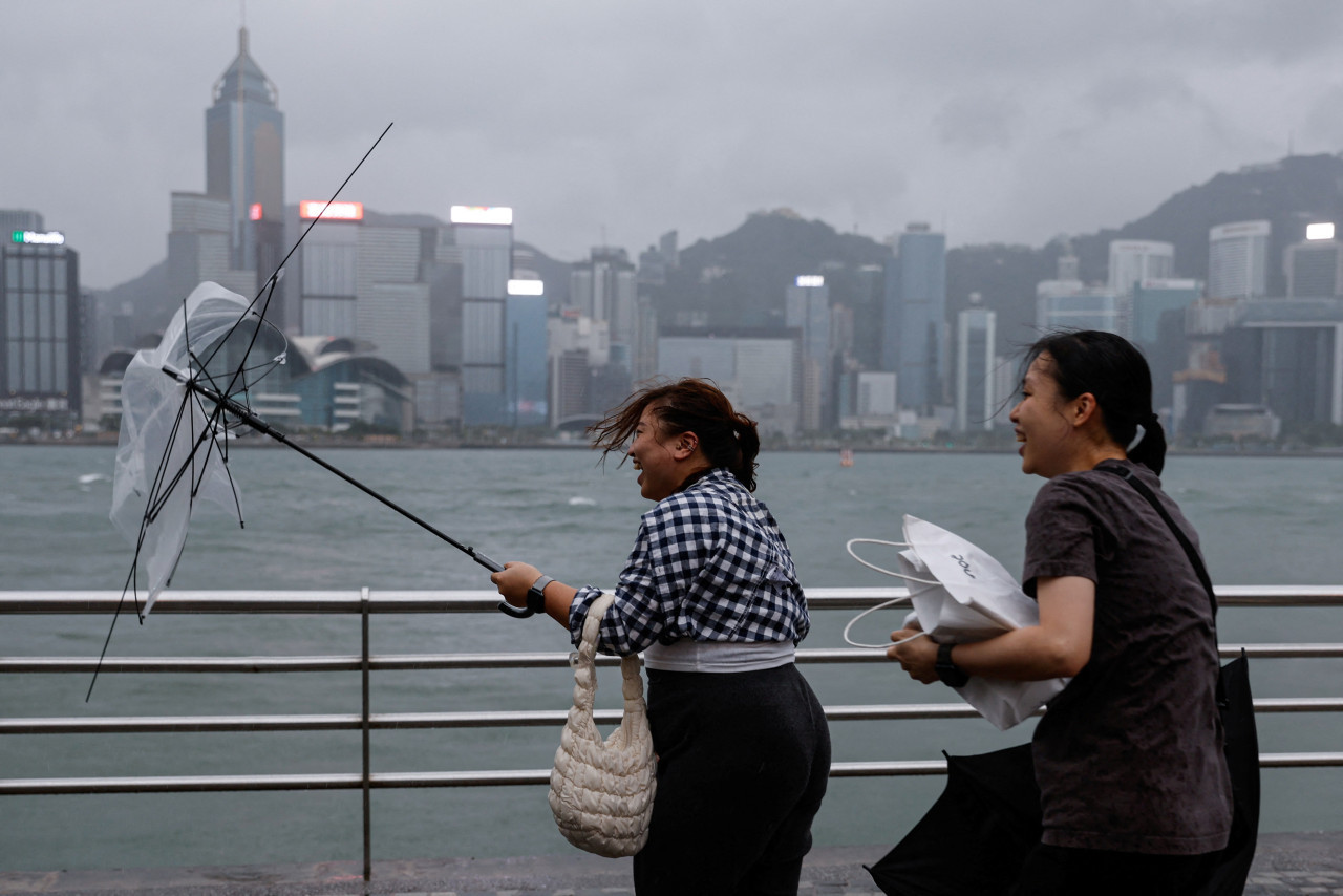 Fuertes vientos del supertifón Saola atacan Hong Kong. Foto: Reuters.