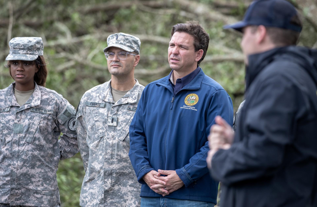 Ron DeSantis, gobernador de Florida, en una zona arrasada por el huracán Idalia. Foto: EFE.