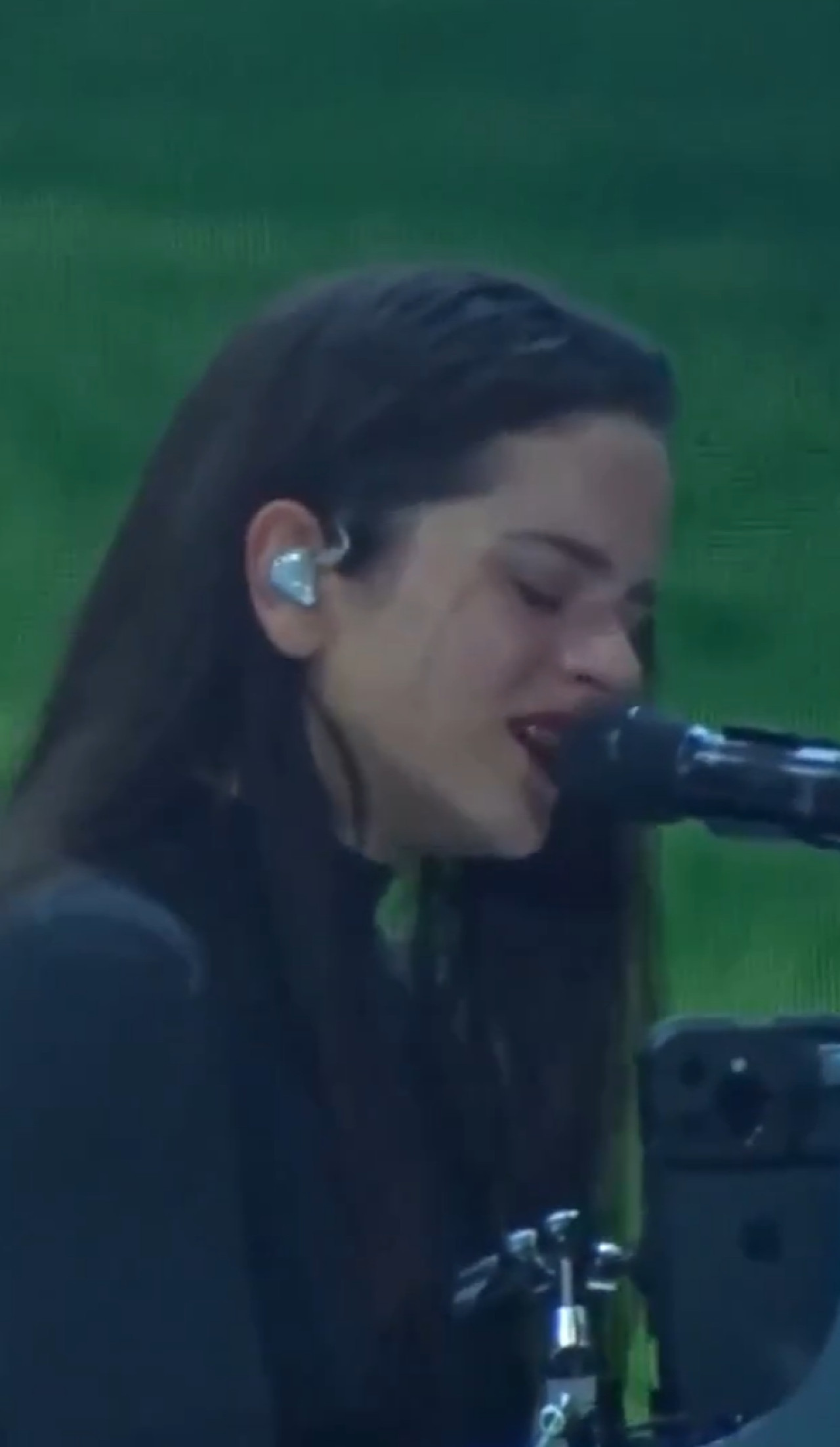 Rosalía llorando en pleno show. Foto: captura video Twitter