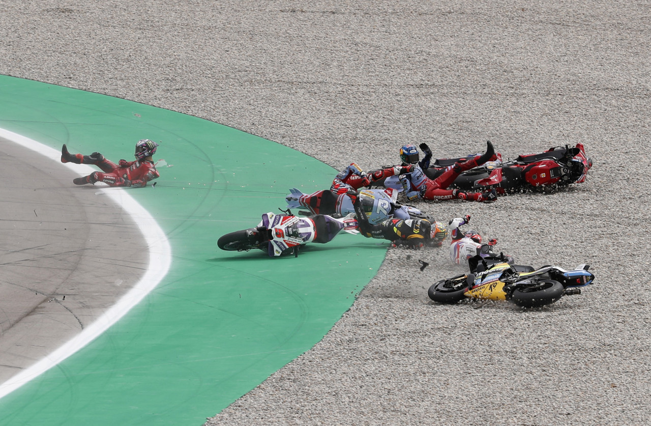 El accidente protagonizado por Bastianini, Zarco, Márquez, Bezzecchi y Di Giannantonio. Foto: Reuters.