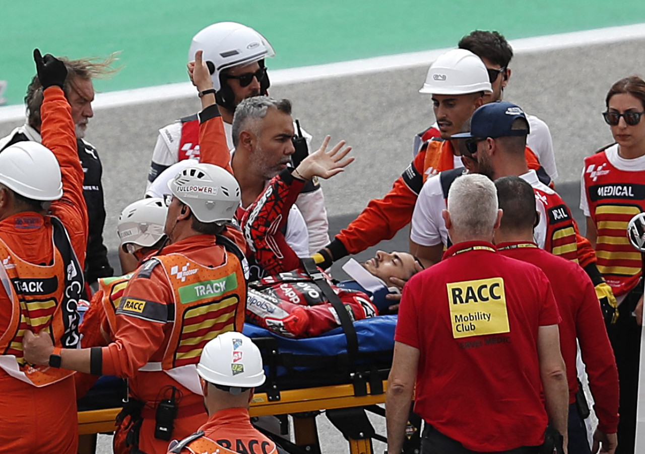 Francesco Bagnaia debió ser hospitalizado tras el accidente en el MotoGP. Foto: Reuters.