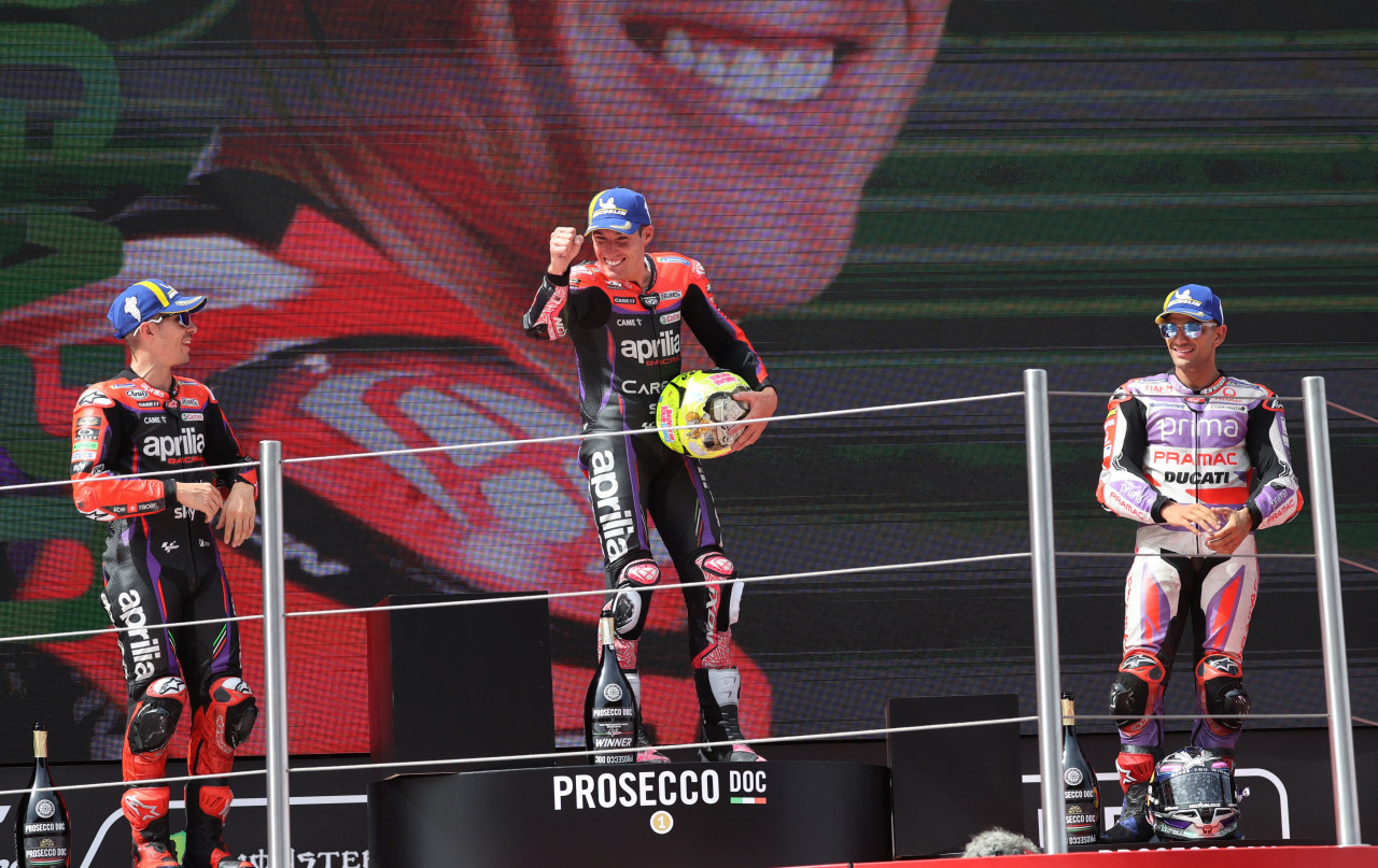 Podio español en el MotoGP. Foto: Reuters.