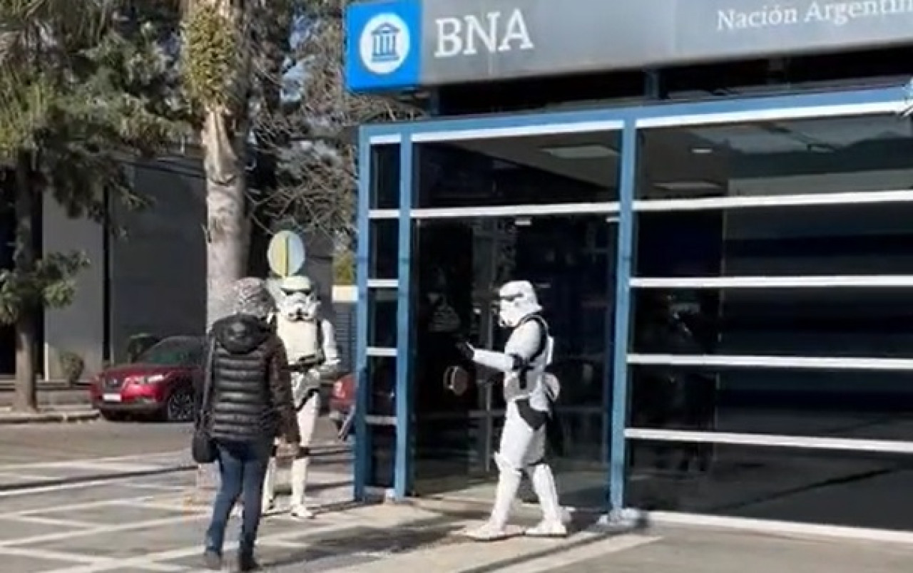 Darth Vader fue al cajero automático en Córdoba.