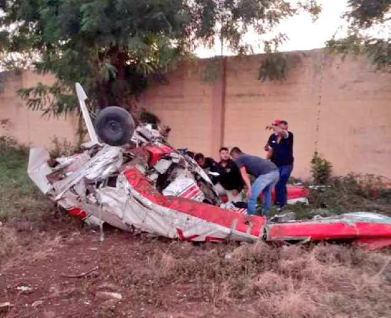 Así quedó la avioneta accidentada. Foto: Twitter.