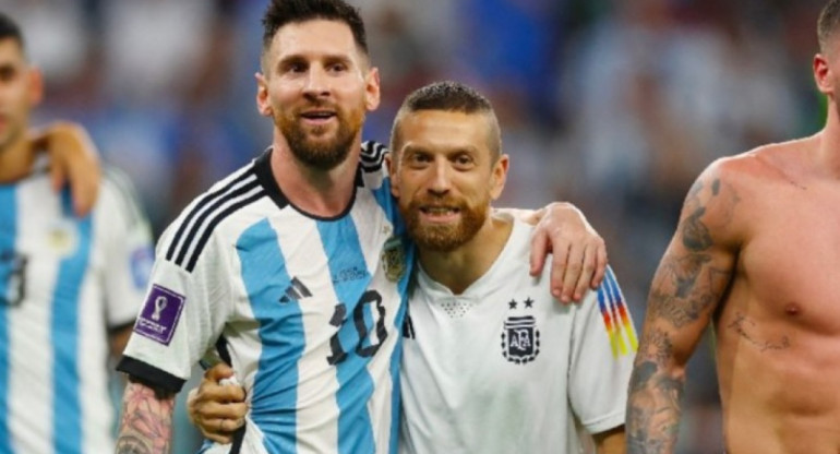 Papu Gómez y Lionel Messi. Foto: NA.