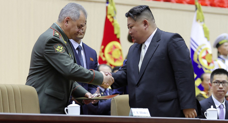 Shoigú y Kim Jong-Un. Foto: Reuters.