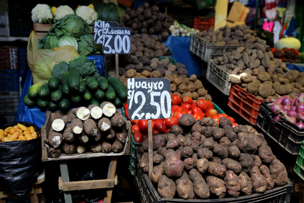 Los precios al consumidor en Perú subieron en agosto a un ritmo menor al del mes previo pero por encima de las expectativas de analistas, lo que llevó a una inflación anual acumulada del 5,58%. Foto: Reuters.