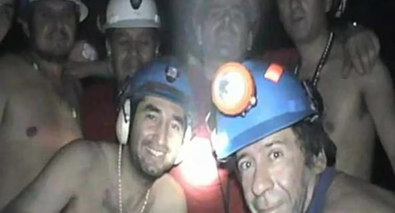 Chile le pagará a los mineros que estuvieron 68 días atrapados. Foto: Twitter