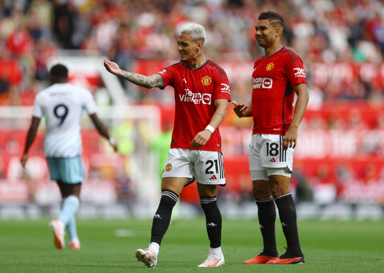 Antony junto a Casemiro en Manchester United. Foto: Reuters.