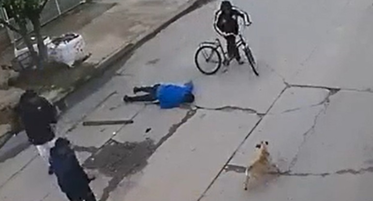 Lo dejaron agonizando en el piso. Foto: captura video.