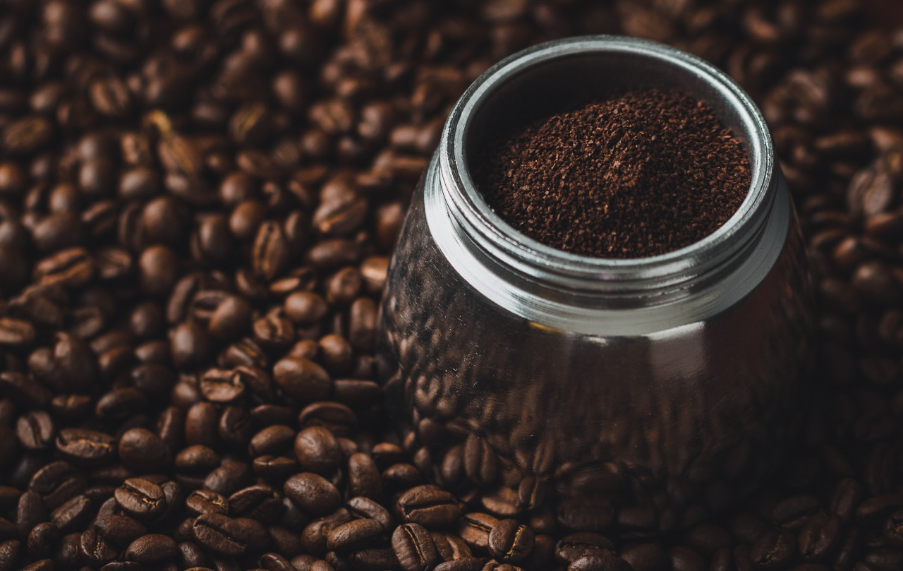 Los restos de café molido pueden ayudar a preservar el medio ambiente. Foto: Unsplash.