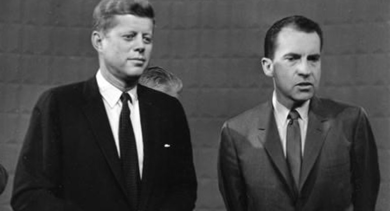 1960 Nixon y Kennedy participaron del primer debate Presidencial. Foto, Twitter: @guitomacias