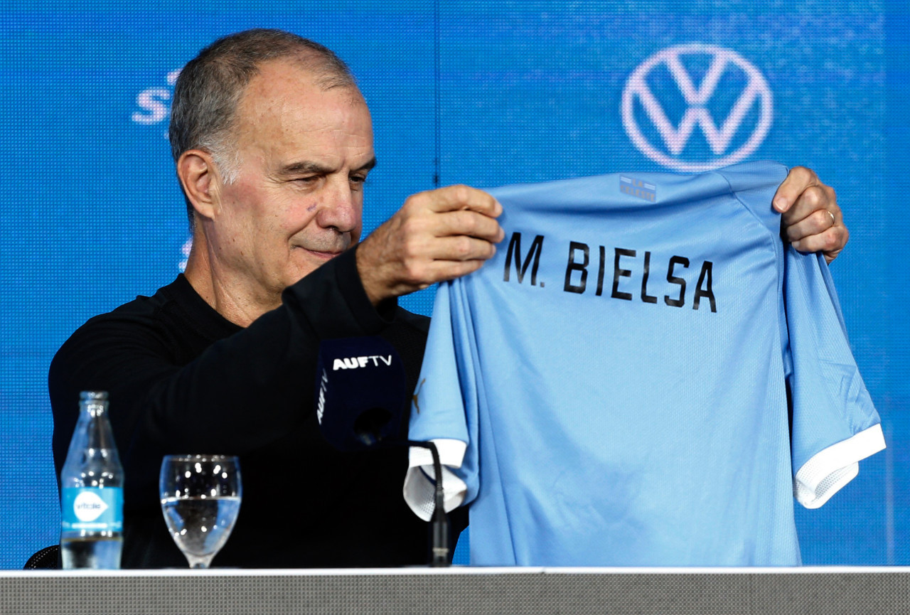 Marcelo Bielsa debutará oficialmente como DT de Uruguay en las Eliminatorias. Foto: NA.