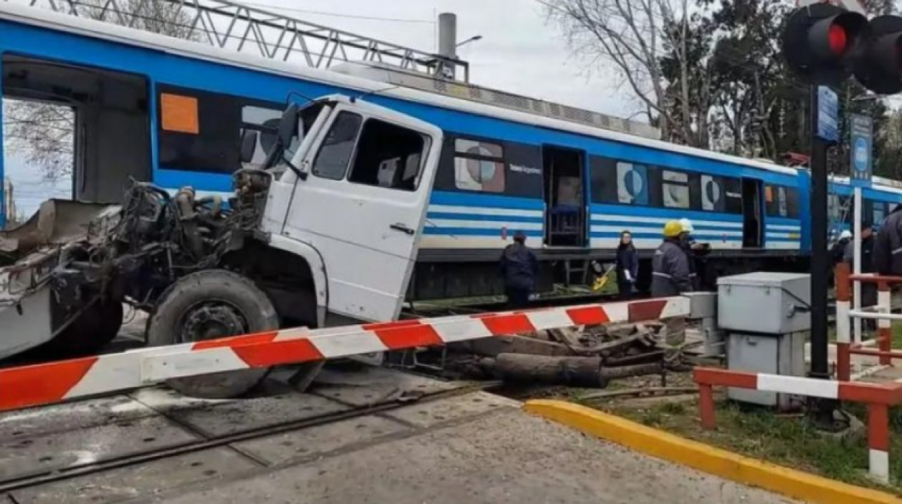 Accidente de tránsito de un camión y el tren Roca en Quilmes. Foto: NA.