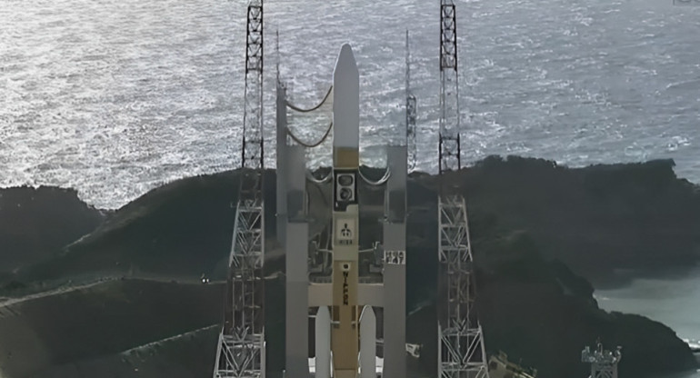 El cohete transporta un satélite de investigación desarrollado por JAXA, la NASA y la Agencia Espacial Europea (ESA). Foto: captura de pantalla EFE.