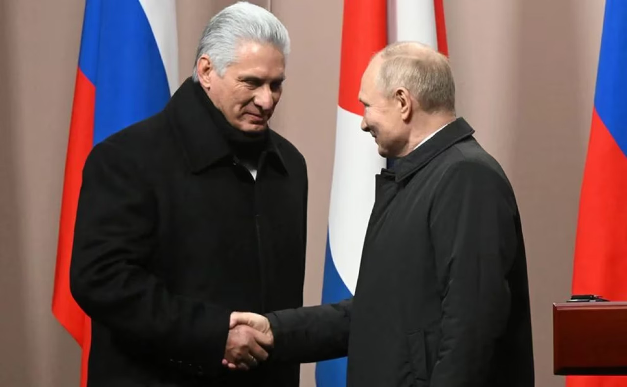 Miguel Díaz-Canel, junto al presidente ruso, Vladimir Putin. Foto: Reuters