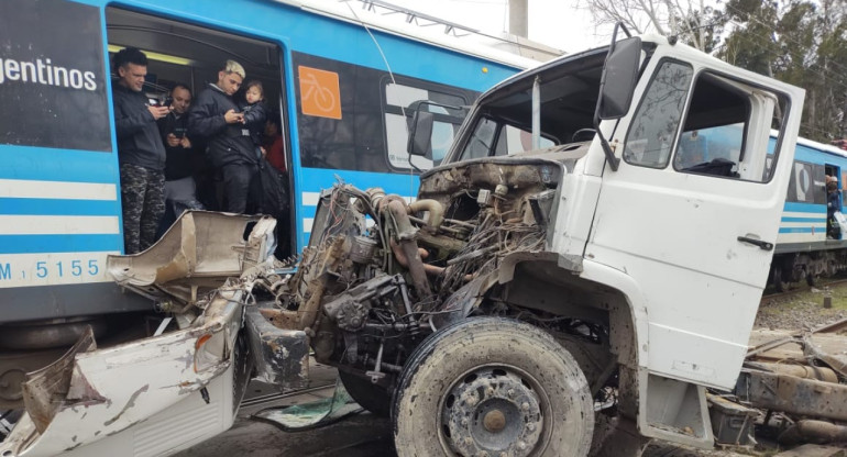 Accidente de tránsito de un camión y el tren Roca en Quilmes. Foto: @CANAL4EZEIZABUE.