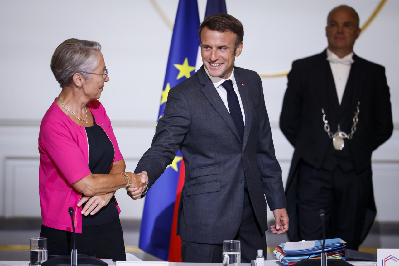 Emmanuel Macron junto a Élisabeth Borne, la primer ministra de Francia. Foto: EFE.