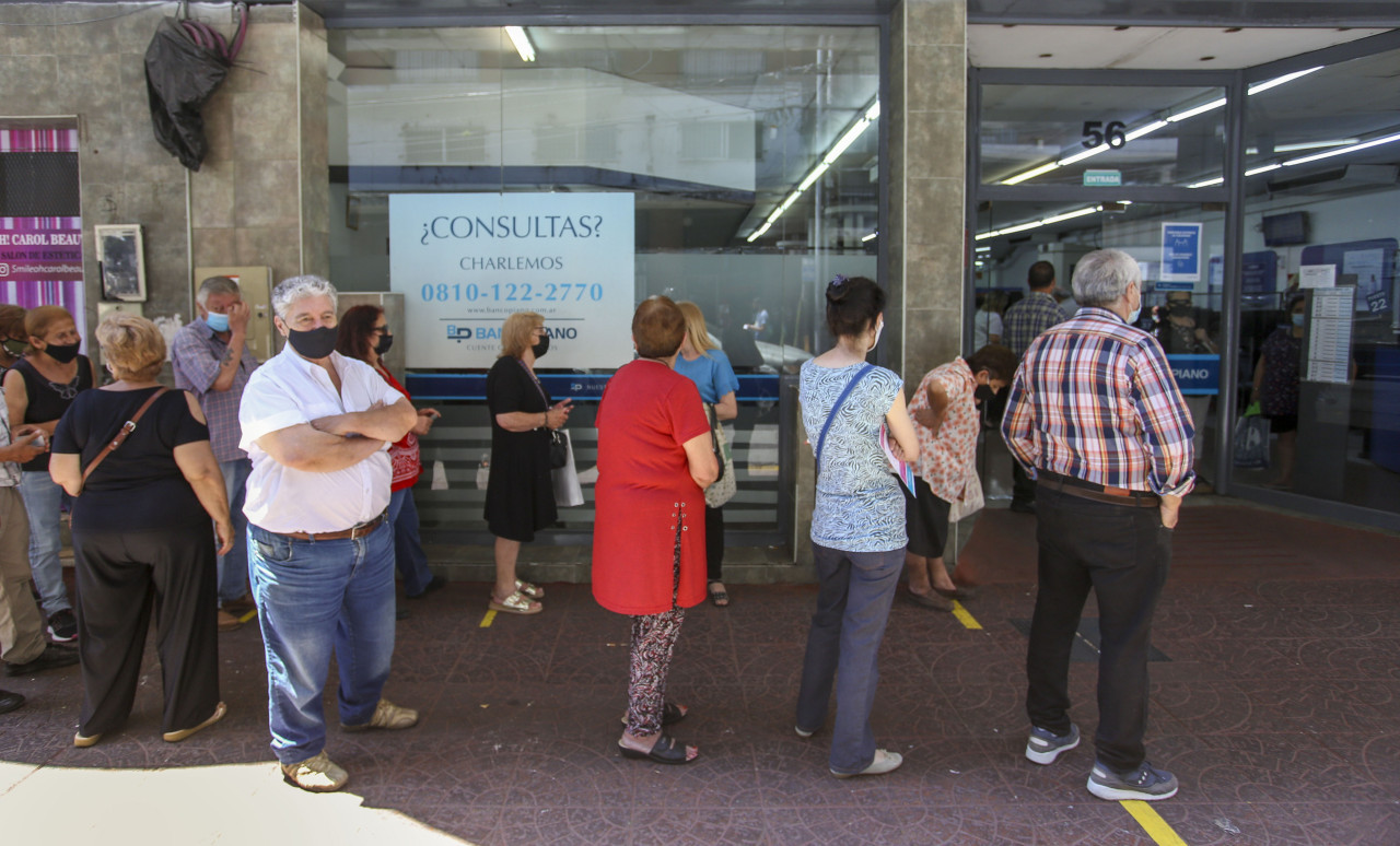 Jubilados denunciaron débitos automáticos no autorizados de sus cuentas bancarias. Foto: NA.