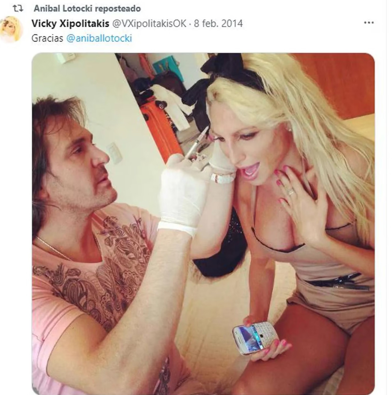 Vicky Xipolitakis en 2014, durante un retoque estético con Lotocki. Foto: Twitter