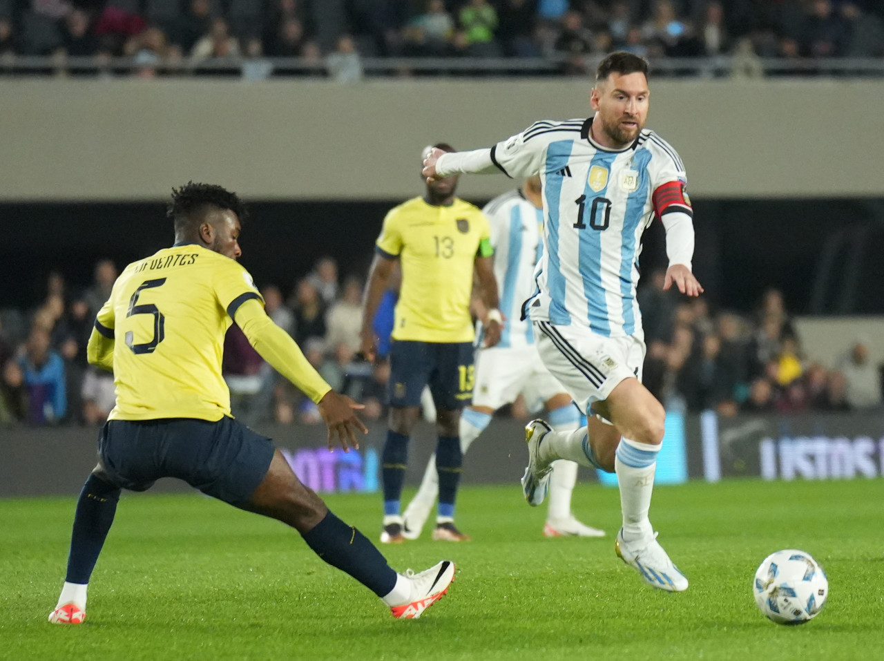 Lionel Messi vs. Ecuador. Foto: NA.