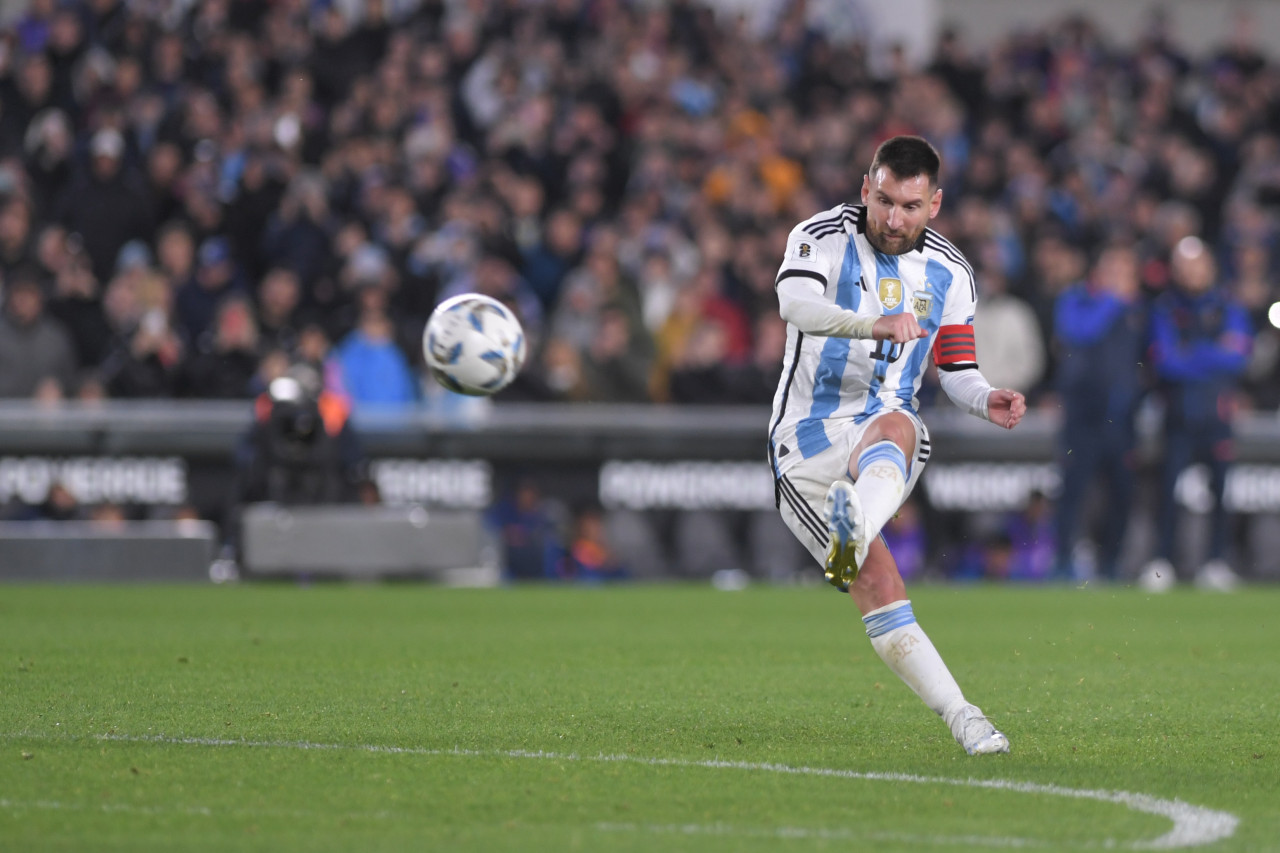 El tiro libre de Messi para darle la victoria a Argentina contra Ecuador. Foto: Télam.