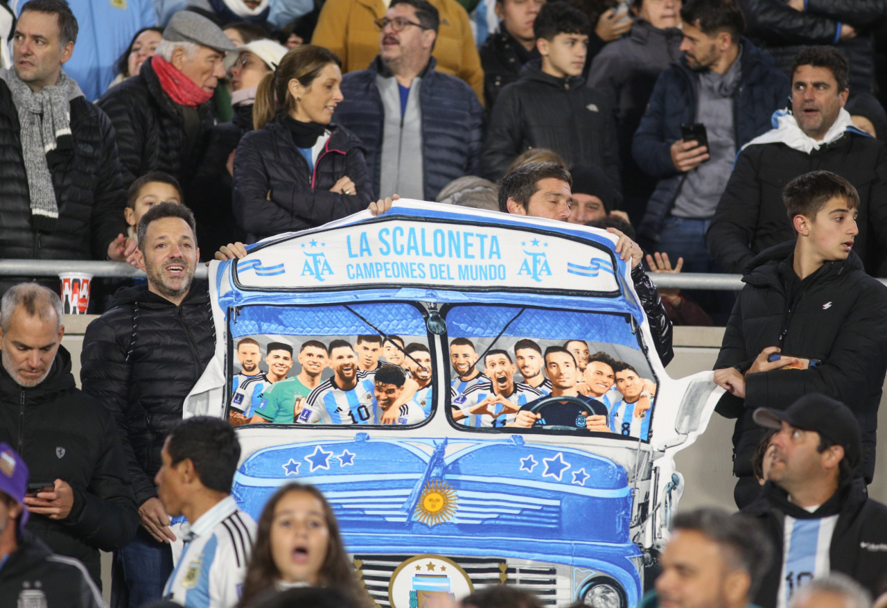 Hinchas argentinos apoyando a la Selección en el Monumental. Foto: NA.