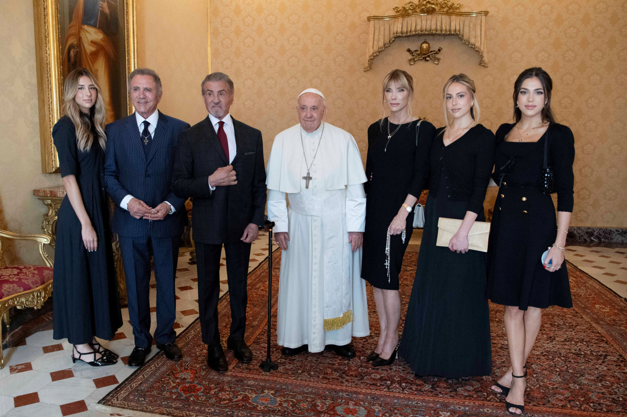 Papa Francisco junto a Sylvester Stallone en el Vaticano. Foto: REUTERS.