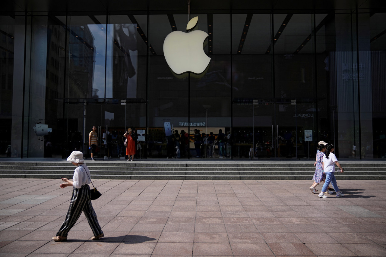 Caen las acciones de Apple por la prohibición de iPhones en China. Foto: Reuters.