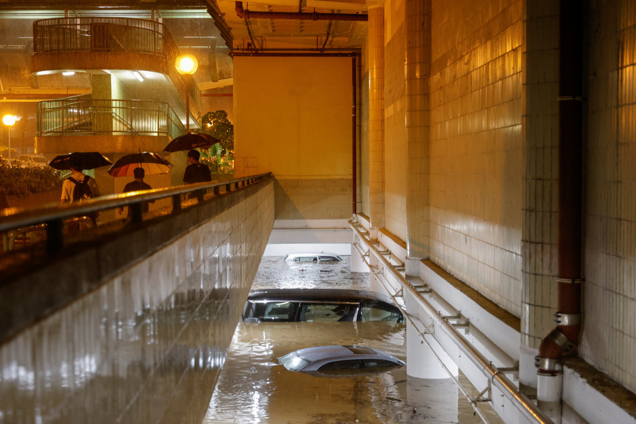 Vehículos hundidos por las fuertes lluvias en Hong Kong, China. Foto: Reuters