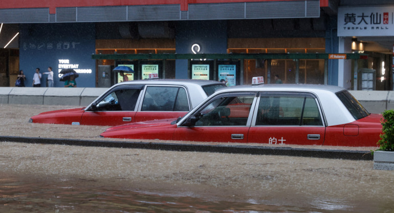 Autos bajo el agua por los tifones. Foto: Reuters