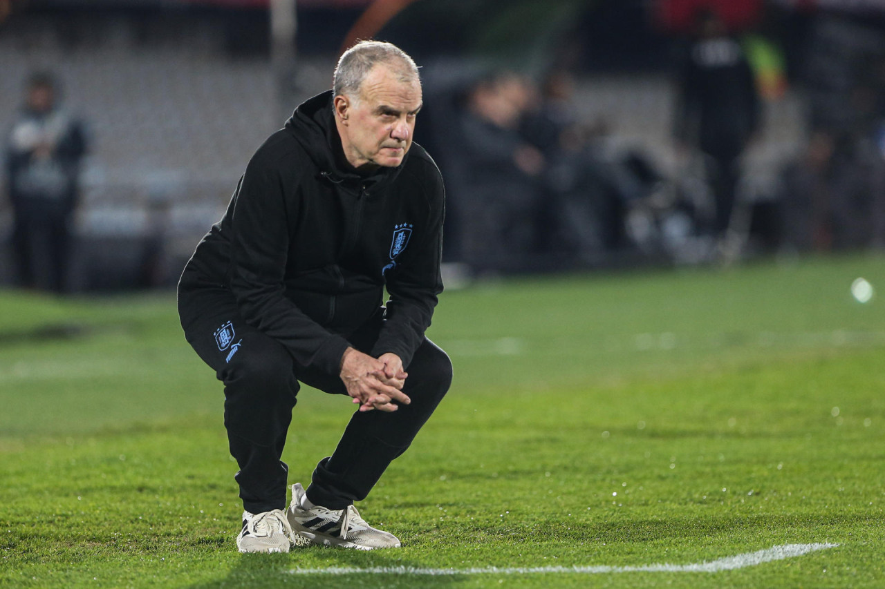 Marcelo Bielsa debutó en Uruguay con una victoria sobre Chile. Foto: EFE.