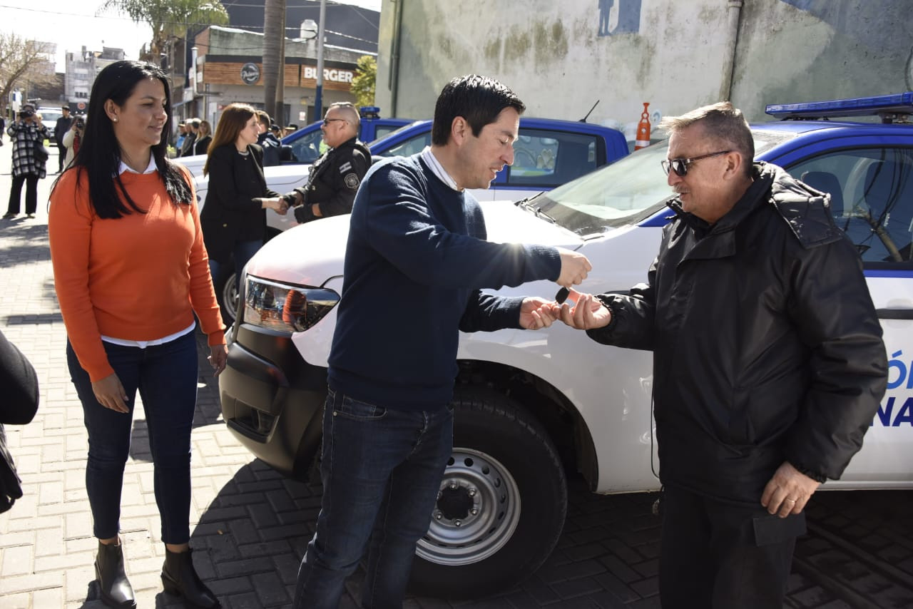 Noe Correa y Leo Nardini, hicieron entrega de nuevos móviles y nuevas motos, destinados a la patrulla de “Protección Ciudadana”. Foto: Prensa.