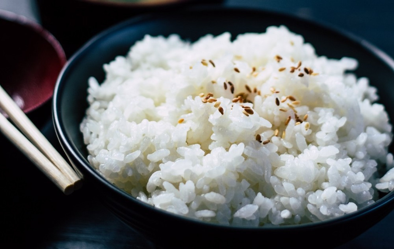 Para evitar la proliferación de bacterias, hay que evitar mantener el arroz lavado o cocido a temperatura ambiente durante demasiado tiempo. Foto: Unsplash.