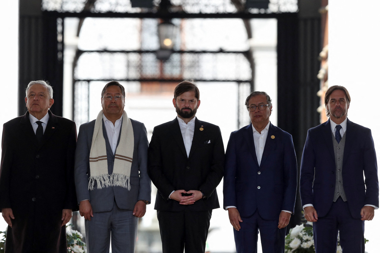 López Obrador, Luis Arce, Gabriel Boric, Gustavo Petro y Lacalle Pou (de izquierda a derecha) en el 50 aniversario del golpe de Estado a Salvador Allende. Foto: Reuters.