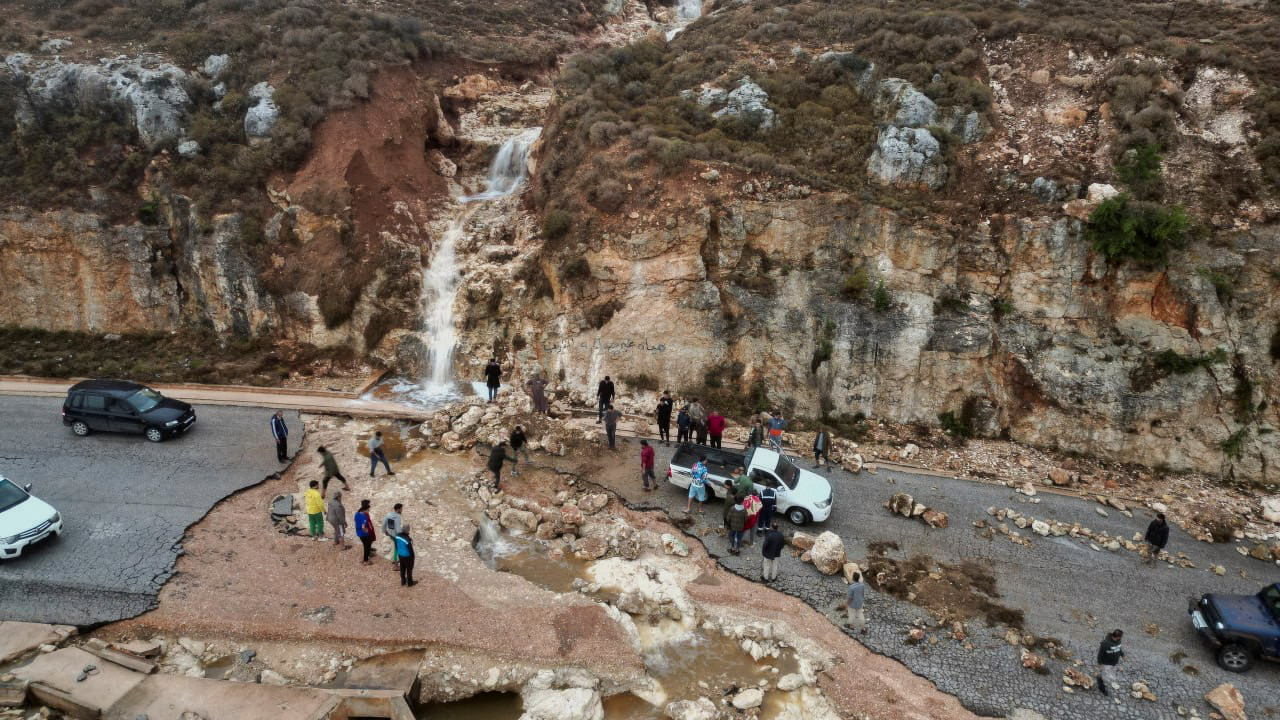 Personas atascadas por la fuerte tormenta en la ciudad de Shahhat, Libia. Foto: Reuters