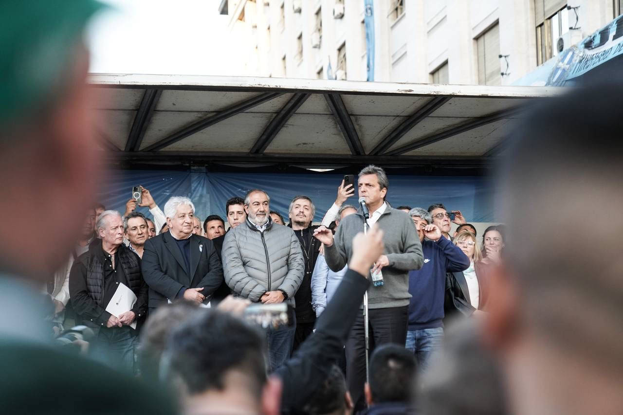 Máximo Kirchner estuvo junto a Sergio Massa en el anuncio posterior en Plaza de Mayo.