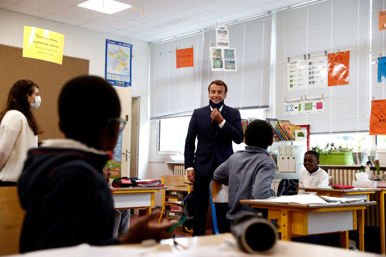 Emmanuel Macron visite une école.  Photo : EFE