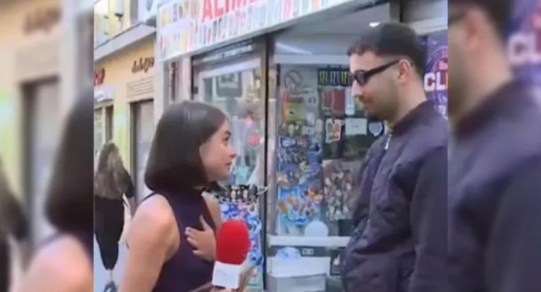 Abuso callejero contra una periodista que transmitía en vivo en la televisión española. Foto: Captura de video.