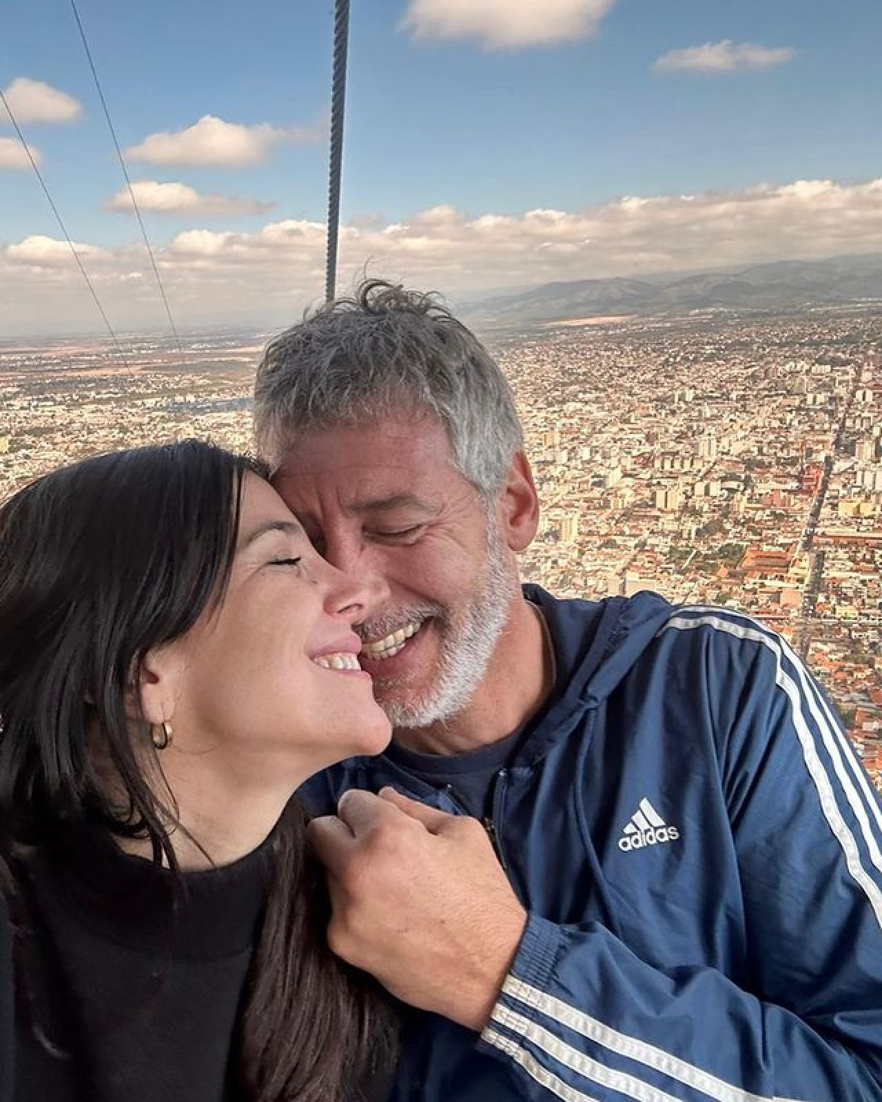 Andrea Rincón junto a su pareja. Foto: Instagram.