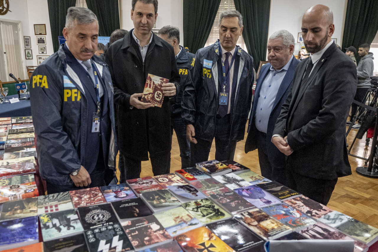 La Policía Federal Argentina frente a las publicaciones nazis. Foto: Télam